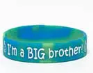A blue and green bracelet with the words " i 'm a big brother !" written on it.